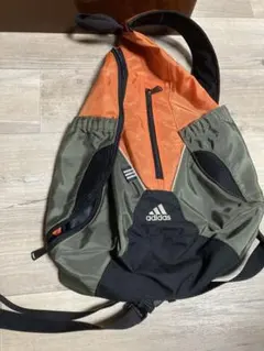 adidas 片肩リュック オレンジ/カーキ
