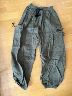 オリーブ色カーゴパンツ Mサイズ