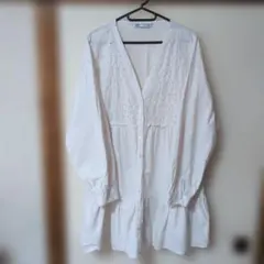 ZARA 刺繍入りホワイトシャツ 長袖のサムネイル