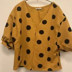 ZARA ドット柄Vネックシャツ 半袖 マスタードのサムネイル