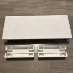슬라이딩 서랍이 달린 흰색 모니터 스탠드