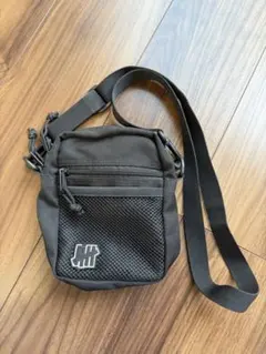 undefeated ブラック サコッシュ