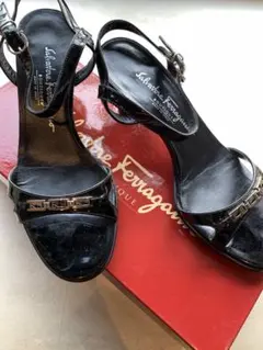 【極美品】Salvatore Ferragamo エナメルサンダル ブラックのサムネイル