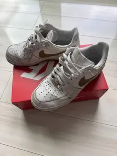 Nike Air Force 1 ホワイト/ゴールド スニーカー