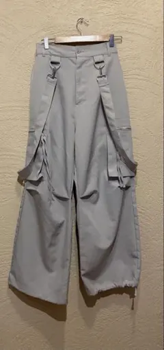 グレー サスペンダー付き ワイドレッグカーゴパンツ