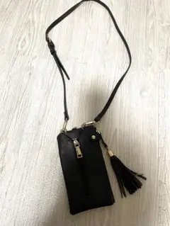 タッセル付き黒ショルダーバッグ