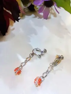 赤いビーズの揺れるイヤリング