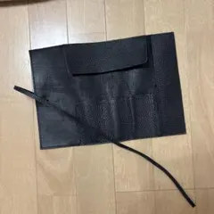 黒いレザー製ロールタイプ筆箱