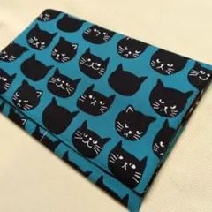 ハンドメイド　診察券も入る　お薬手帳ケース　アニマル柄　猫　黒ネコ　青緑のサムネイル