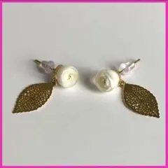 ハンドメイドピアス　レジンピアス　花　葉っぱ　ゴールド