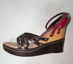 PRADA ブラウンとレッドのウェッジサンダル