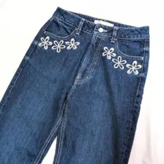 美品 Chesty 花刺繍 デニムパンツ レディース サイズ0のサムネイル