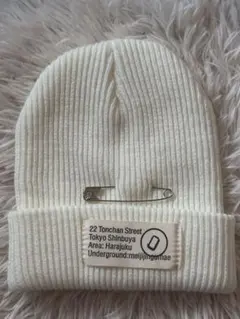 クリーム色リブ編みニット帽 安全ピン付き