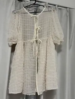 クリーム色 パフスリーブ トップス
