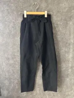 リボン付き黒テーパードパンツ