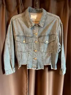 Bershka ショート丈デニムジャケット 右袖に汚れあり