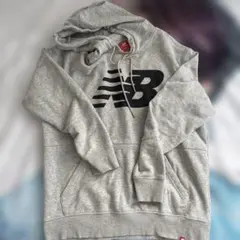 New Balance グレー フード付きパーカーのサムネイル