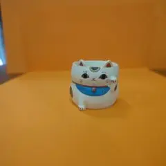 猫の陶器置物 青い首輪