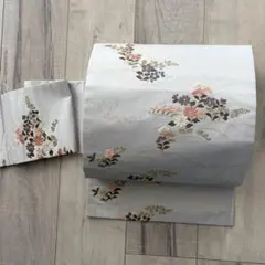 名古屋帯　ライトグレー　花唐草　西陣織　正絹　中古　【mm708】 名古屋帯 ライトグレー 花唐草 西陣織 正絹 中古 【mm708】 - メルカリ
