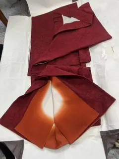 赤い模様入り小紋着物