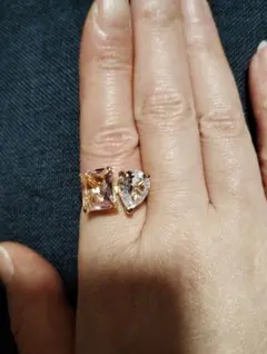 モルガナイト色と透明SONAダイヤモンドリング