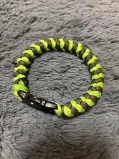 緑と茶色の編み込みブレスレット