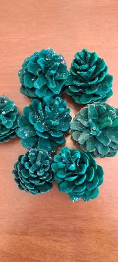 松ぼっくり　緑色　ラメ入り７個