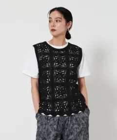 BEAUTY&YOUTH✨コットン エンブロイダリー ノースリーブトップスのサムネイル
