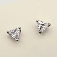 クリスタルのピアス　三角形　s1616