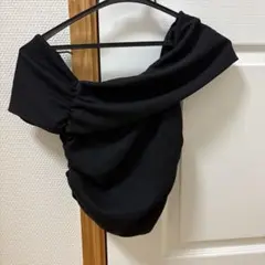 オフショルダー黒トップス