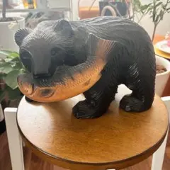 シャケを加えた木製クマの彫刻 約25cm