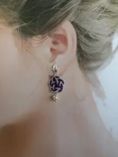 梅結びとガラスパールのノンホールピアス　水引 紫（ラメ）×ホワイト［A］