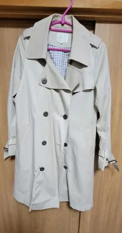 ベージュ ダブルブレスト トレンチコート