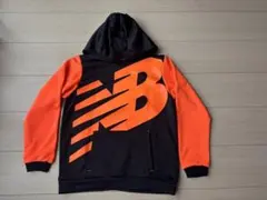 New Balance フード付きパーカー オレンジ/黒 140