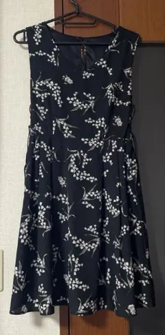 【美品】アルシーヴ レディース ワンピース 黒 花柄のサムネイル