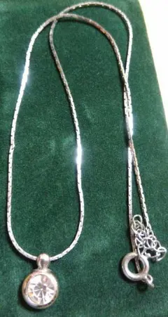 一粒ダイヤモンド風　ネックレス