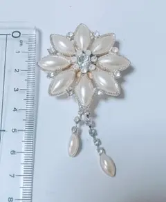 花形パール風ビーズブローチ