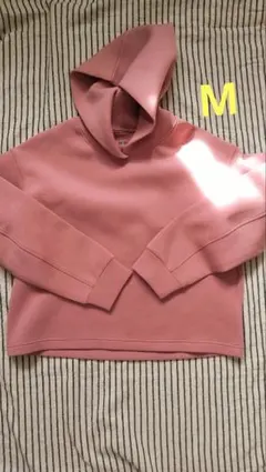 UNIQLOサーモンピンク フード付き クロップドパーカー