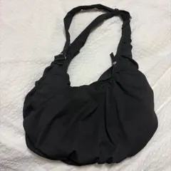 シンプルな黒のバッグ