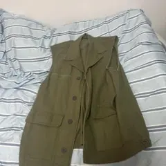 オリーブグリーン ノースリーブベスト