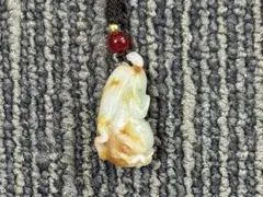 天然翡翠を繊細に彫刻した仏手のペンダント 結び糸チェーンおまけA18k 
