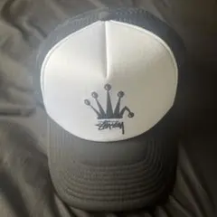 Stussy トラッカーキャップ ホワイト/ブラック - メルカリ