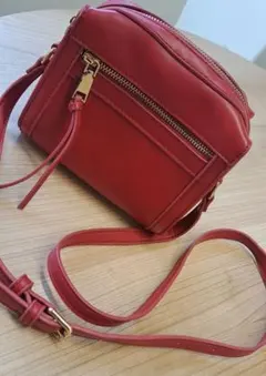 赤いショルダーバッグ ゴールド金具付き
