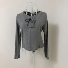 リボン付きグレー長袖トップス