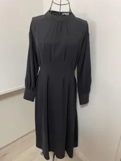 黒の長袖プリーツワンピース
