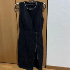黒いノースリーブドレス パール装飾付き