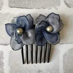 ネイビーとシルバーの花髪飾り シフォン ヘアアクセサリー ヘアコーム