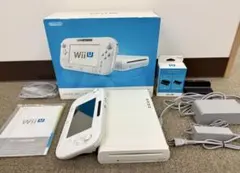 Wii U Basic Setのホワイト本体とソフト9セット 、説明書が付属。