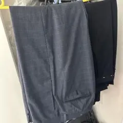 グレーのチェック柄スラックス
