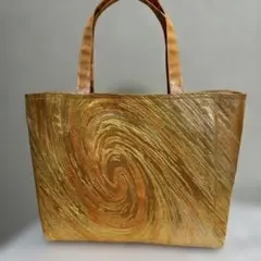 波状デザインの金色トートバッグ